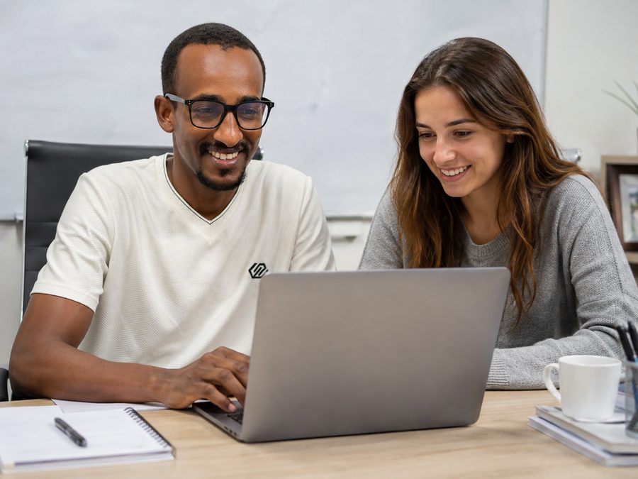 Un professeur Skill Nova accompagne une élève sur ordinateur